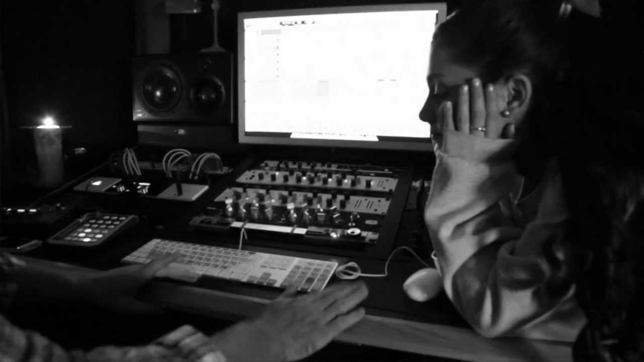 Emotions - Ariana Grande (Mariah Carey cover) - YouTube