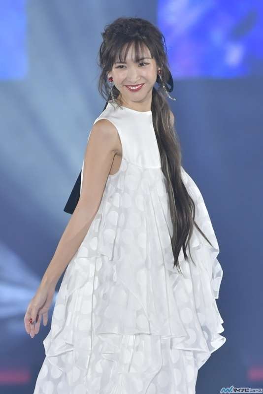 紗栄子、ランウェイで圧巻オーラ！投げキスで大人の色気