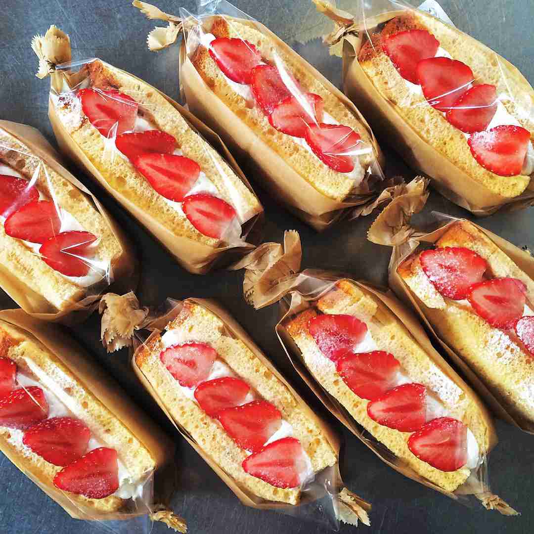 苺を使ったスイーツを貼るトピ