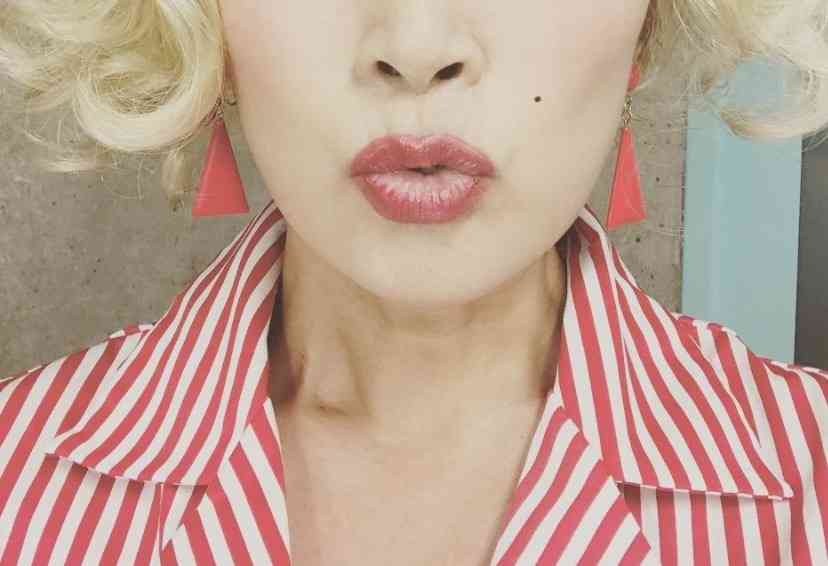 別人みたい！マリリン風メイクを施した人気芸人がセクシー美女だと話題