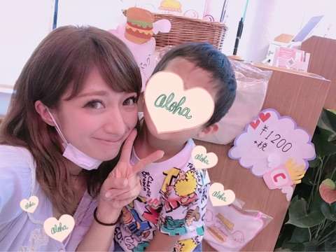 辻希美、ブログで母親のハンバーガー店絶賛も相次ぐ指摘で大炎上