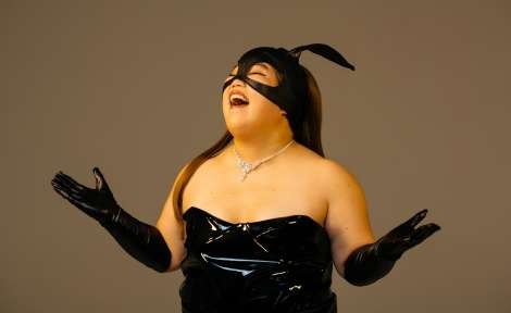 浜崎あゆみ、胸元全開でそば屋へ　黒パーカーにシャネル・ニット帽　「オーラやばたん」