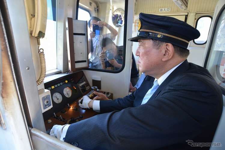 石破茂氏、人生初の列車運転体験を満喫…高千穂あまてらす鉄道