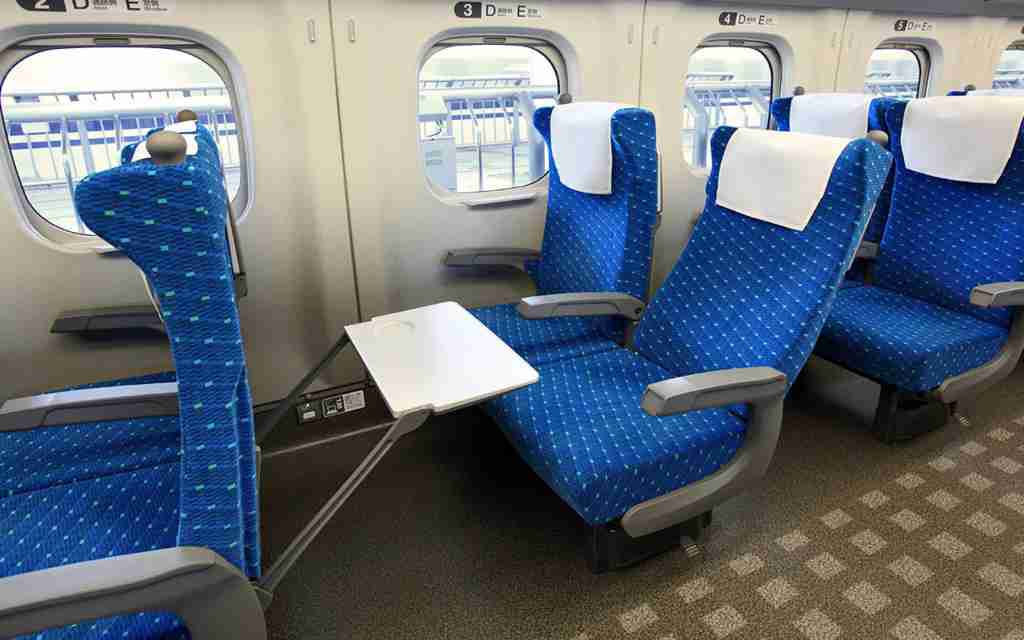 電車などで座席を倒すとき、後ろの人に断ってから倒しますか？