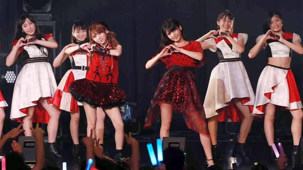 OG道重さゆみ＆田中れいな、サプライズ登場！「モーニング娘。」結成20周年イベント - YouTube