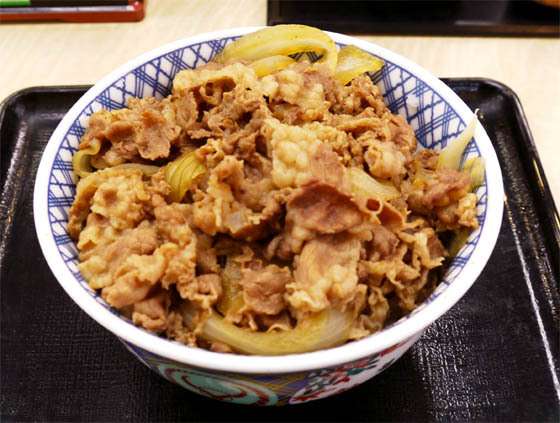 女性がひとりでも牛丼屋でスタイリッシュに食する方法