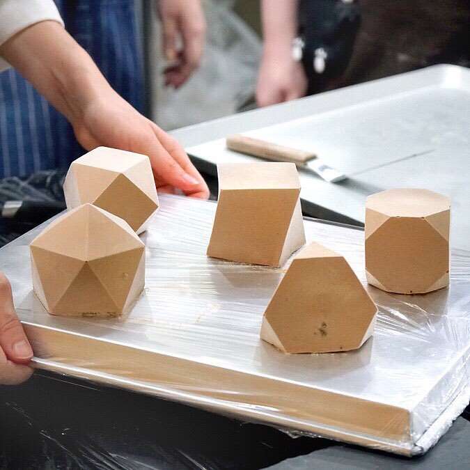 もはやオブジェ!? ウクライナ発「幾何学ケーキ」の芸術美におどろき隠せず！
