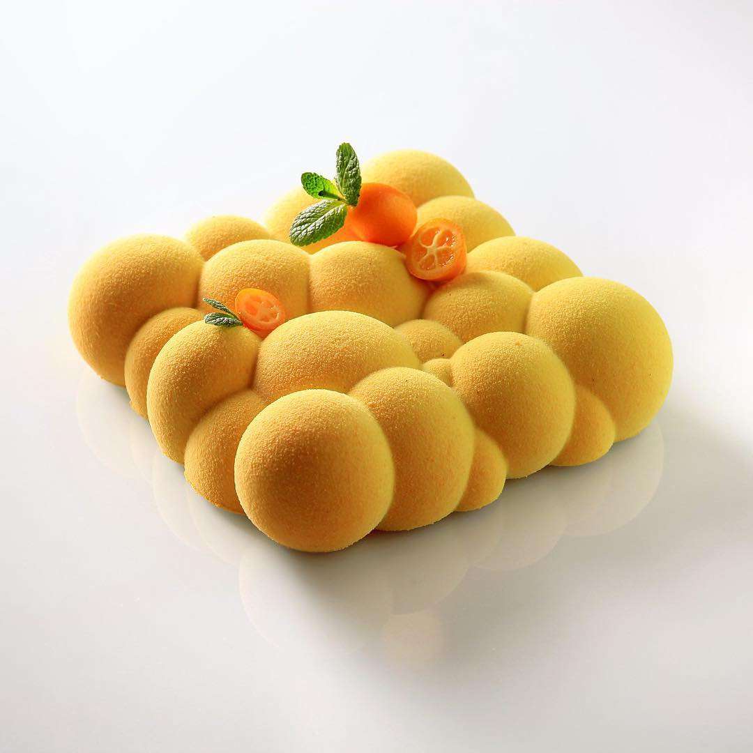 もはやオブジェ!? ウクライナ発「幾何学ケーキ」の芸術美におどろき隠せず！ - macaroni