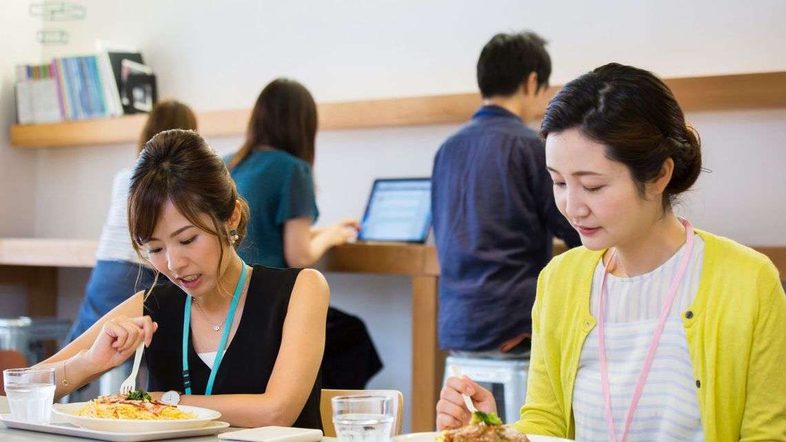 嫌われる人の「ランチ会話」、よくある7大NG「上司の悪口、仕事のグチ」あなたは大丈夫?