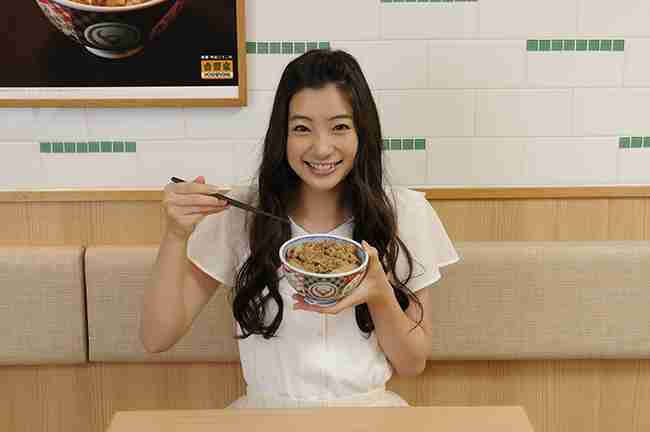 女性がひとりでも牛丼屋でスタイリッシュに食する方法