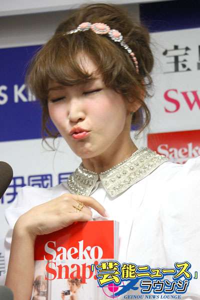 紗栄子、ランウェイで圧巻オーラ！投げキスで大人の色気
