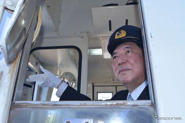 石破茂氏、人生初の列車運転体験を満喫…高千穂あまてらす鉄道