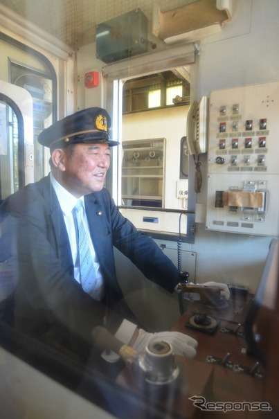 石破茂氏、人生初の列車運転体験を満喫…高千穂あまてらす鉄道