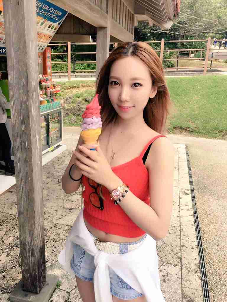 出雲大社で星条旗、ひめゆりの塔で「気持ちよくない」……“常識外れ”ざわちんの危険度
