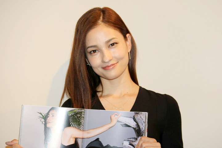 NEWS小山慶一郎の彼女にキスマーク疑惑でファン大騒ぎ！『Mステ』では手越祐也の首元にも…