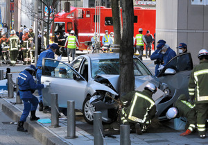 「わざと突っ込んだ。殺すつもりだった」歩道に車が突っ込み10余人が負傷、運転の男を逮捕