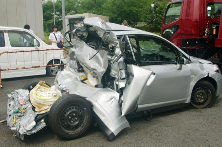 故障で停車中の車にトラックが突っ込み、母親軽傷、夫・子供3人死亡