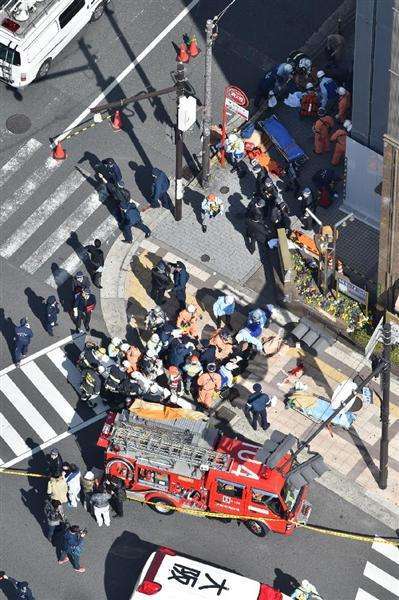 梅田の繁華街　車歩道に突っ込み11人負傷、20代女性、運転手ら３人心肺停止