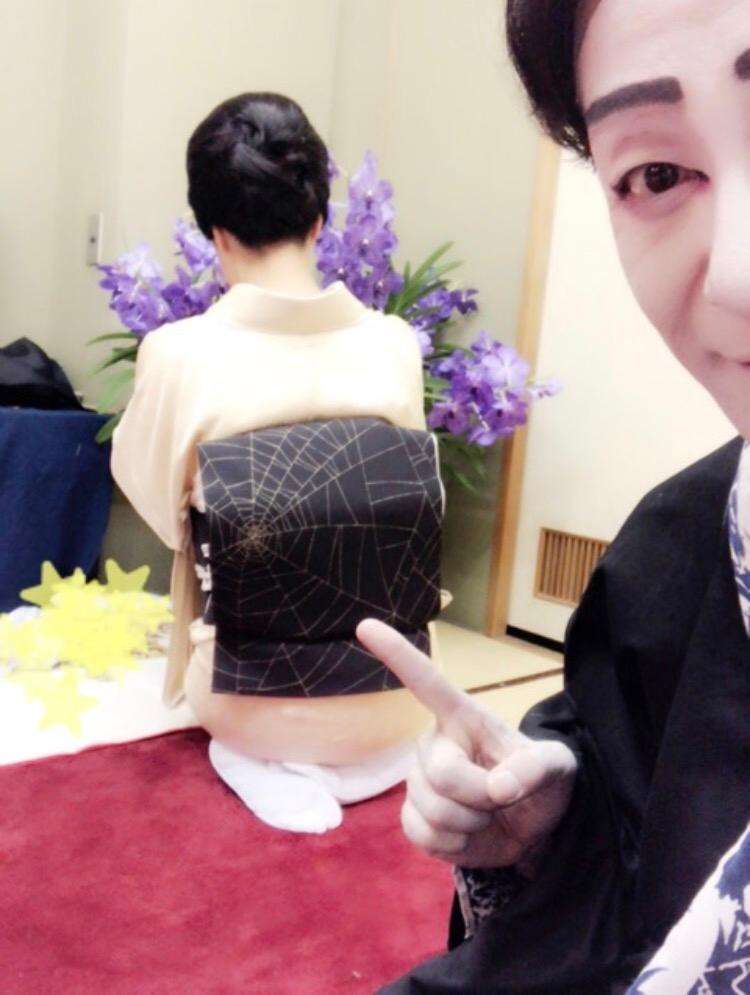 片岡愛之助  妻・藤原紀香が「蜘蛛の巣帯」つけた後ろ姿を激写 - ネタりか