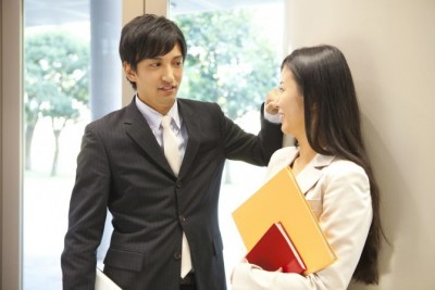 職場でイチャつく不倫カップル!