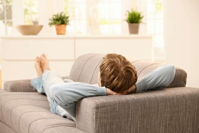 快適な暮らしを阻むもの、男性は「仕事とお金」女性「リビングでゴロゴロしている夫」