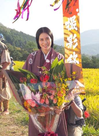【直虎】柴咲コウ、元気いっぱいクランクアップ「あと1年やれそう」 | ORICON NEWS