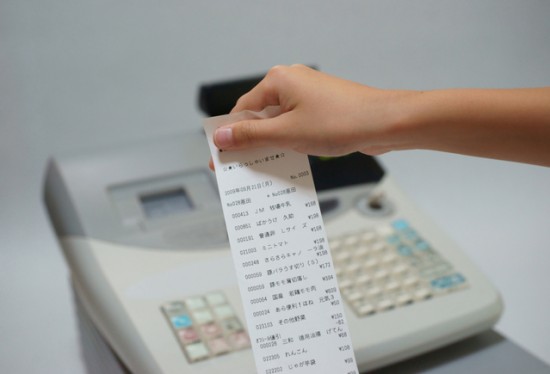 スーパーやコンビニのレシートって必要？ 店員からも疑問の声