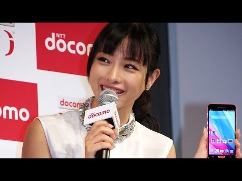 堀北真希＆石原さとみ登場！　NTTドコモ2013ー14年冬春モデル新商品発表会 囲み - YouTube