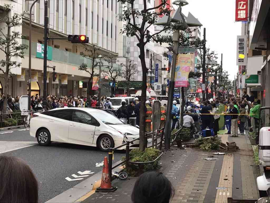 吉祥寺でプリウスが暴走事故！自動ブレーキが作動しない理由とは…高齢者マークを屋根に貼ってるのはなぜ？85歳運転手は逮捕！まとめ | ENDIA[エンディア]