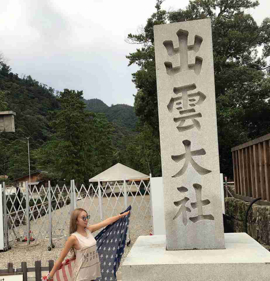 出雲大社で星条旗、ひめゆりの塔で「気持ちよくない」……“常識外れ”ざわちんの危険度