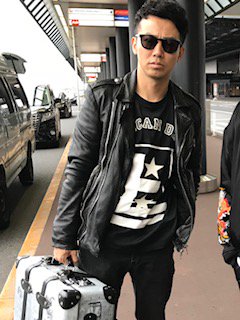 ピース綾部祐二ついに渡米、Tシャツには『AMERICAN DREAM』　又吉直樹見送る