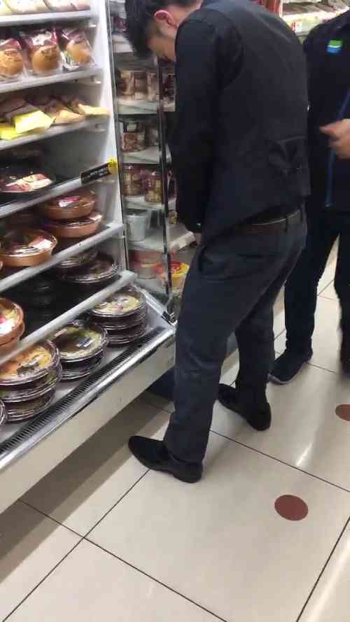 ファミリーマートの店内のパスタに向かって放尿行為　動画が拡散し騒動に　警察も出動