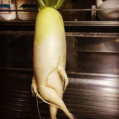 足を組むのが癖な人