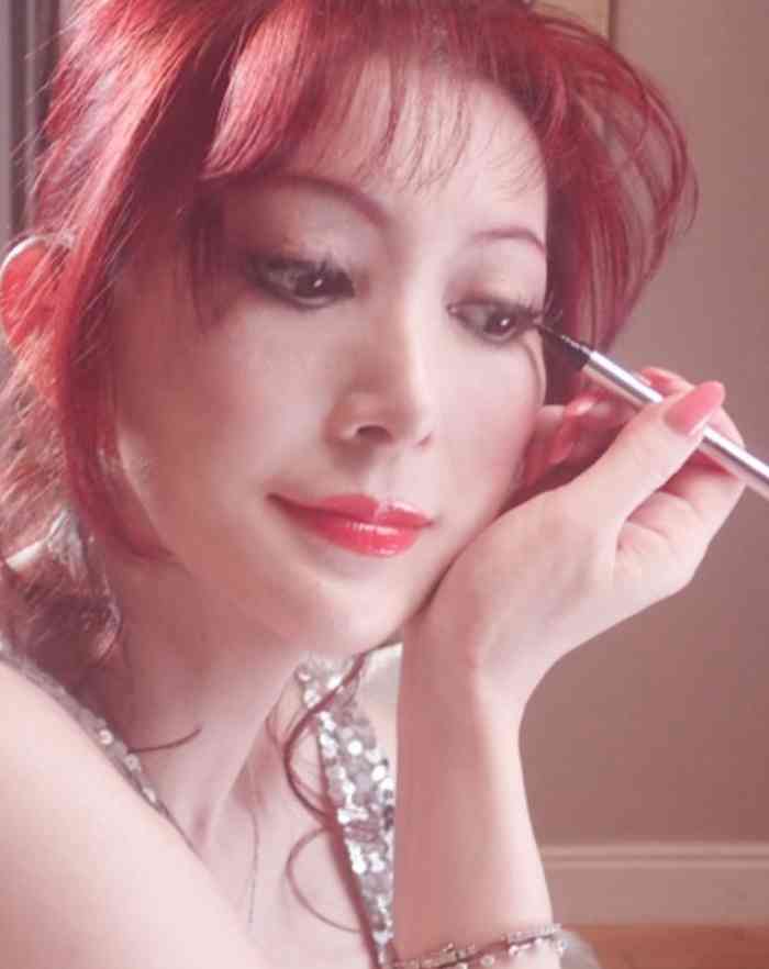 叶美香、“美しいアイラインを描くコツ”がマーベラス「参考になる」と反響
