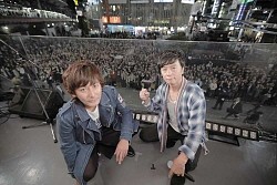 ポルノグラフィティ、新橋駅前でサプライズライブ　働く人の応援歌披露― スポニチ Sponichi Annex 芸能