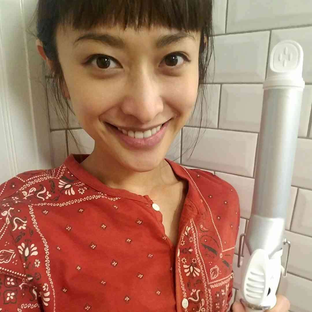 山田優、おしゃれな足元を披露するも”激ヤセ”が目立って不安の声が相次ぐ