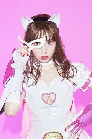 小嶋陽菜、セクシーバニーガールのコスプレを披露！「ヤバすぎる！」とファン興奮