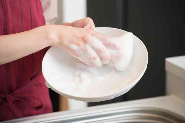 「実はつけすぎ? 」台所用洗剤の正しい使い方、ポイントは? | 東京ガス ウチコト