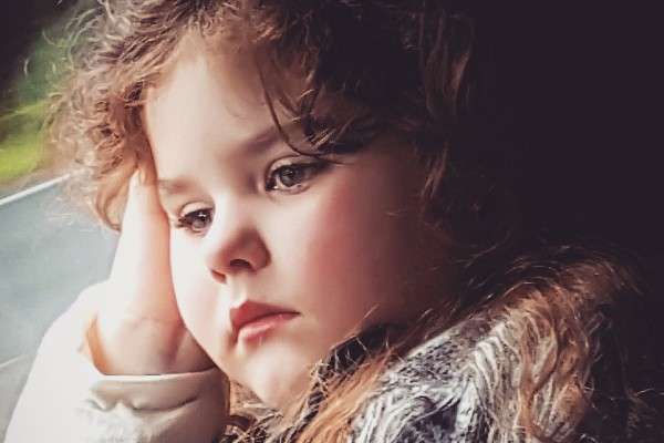 2歳で胸が膨らみ4歳で初潮、5歳で更年期障害と直面する女児（豪）