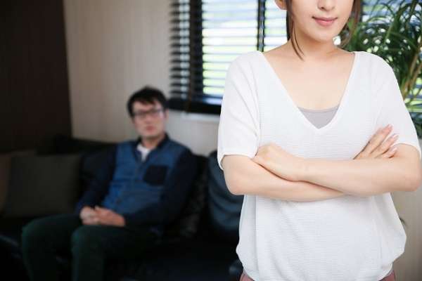 夫婦で助け合うのをやめたくなる言葉　2位「やって当然だよね？」、3位「そんなこともできないの？」