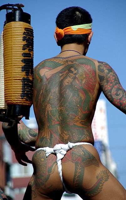 浅草神社の三社祭がヤクザのお祭りみたいと話題に - NAVER まとめ