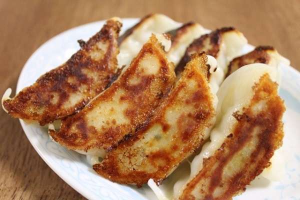 「餃子は自分の列から取れよ！」2人前、横並び2列の餃子をどこから取るか問題で議論が白熱
