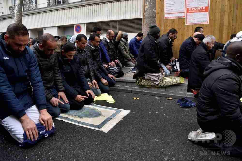 道路上でイスラム礼拝、当局が阻止へ　仏パリ郊外　写真1枚　国際ニュース：AFPBB News