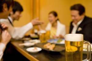 飲み会で堂々と寝る人について議論に…容認派「体質は仕方ない」vs否定派「寝るなら帰って」