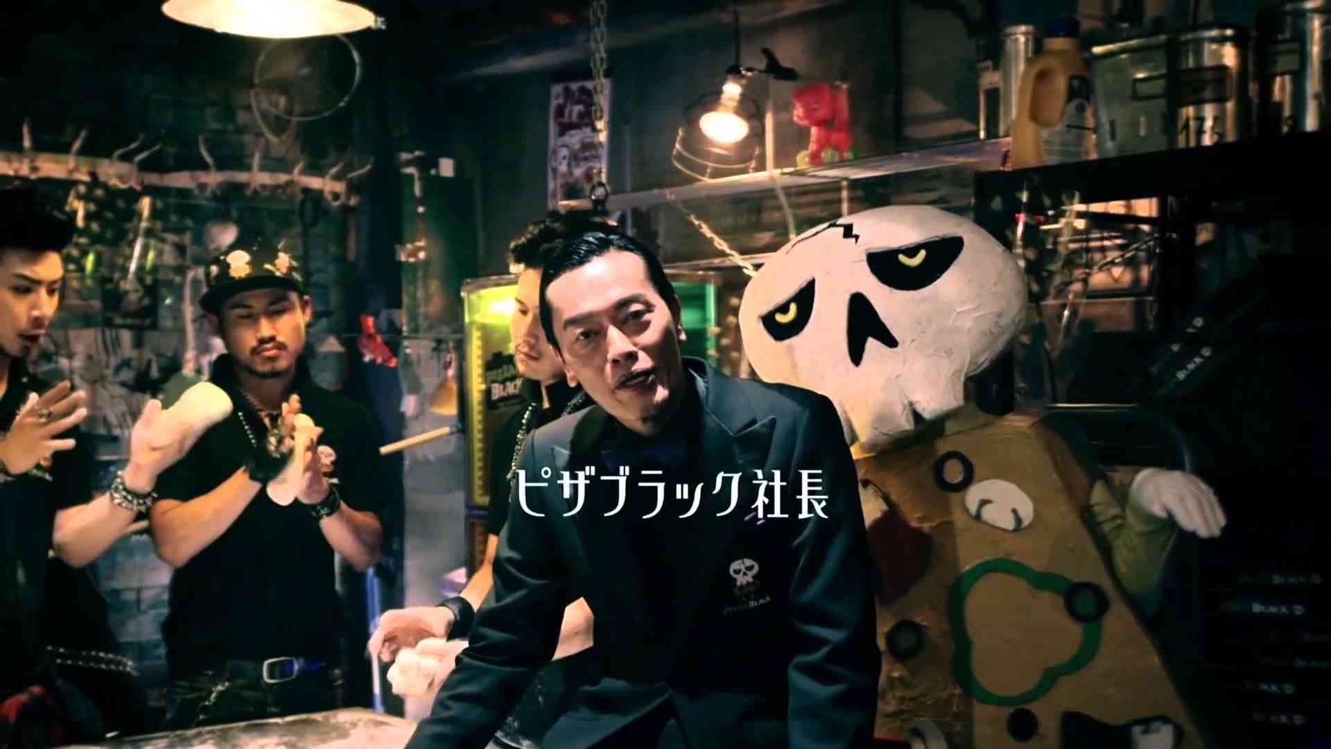 遠藤憲一、女装姿が衝撃的！バーのママ役