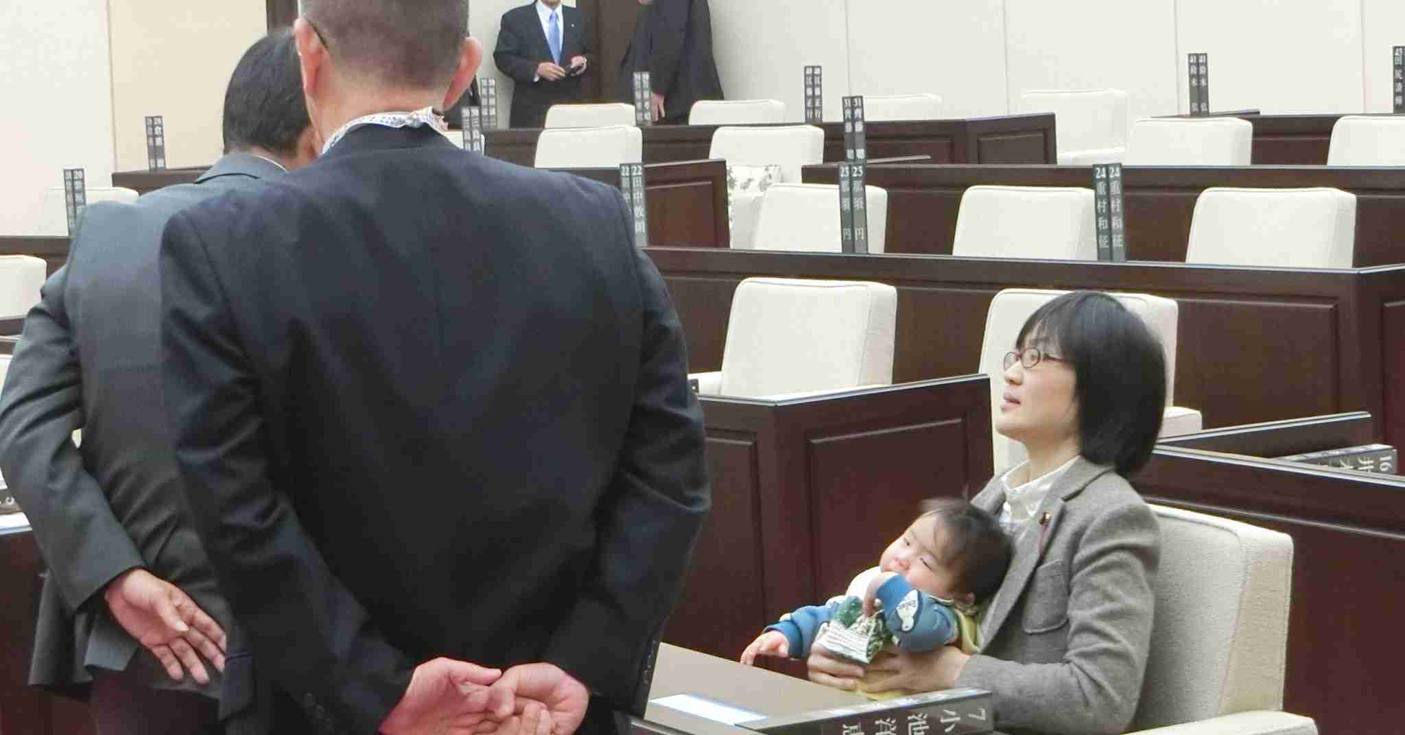 著名人らによる「#子連れ会議OK」の輪が広がる　熊本市議の子連れ出席をうけ