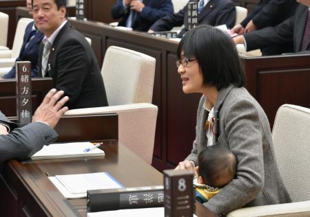 女性市議が乳児連れて議場入り、一時混乱　「子育て両立」訴え　熊本市議会
