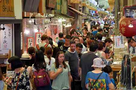 京都市の「宿泊税」条例可決　来秋から200～千円