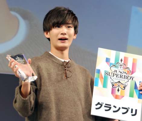 JUNONスーパーボーイGPに日大1年生・綱啓永さん 過去最多1万7293人の頂点に立ち涙