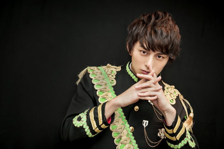 人気男性アイドルが告白「恋愛禁止で禁欲させられ…」握手会が唯一の異性との触れあい